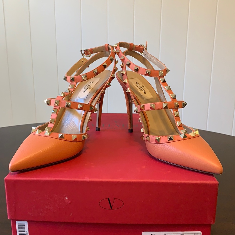 Valentino Garavani Lather Rockstud Pums100